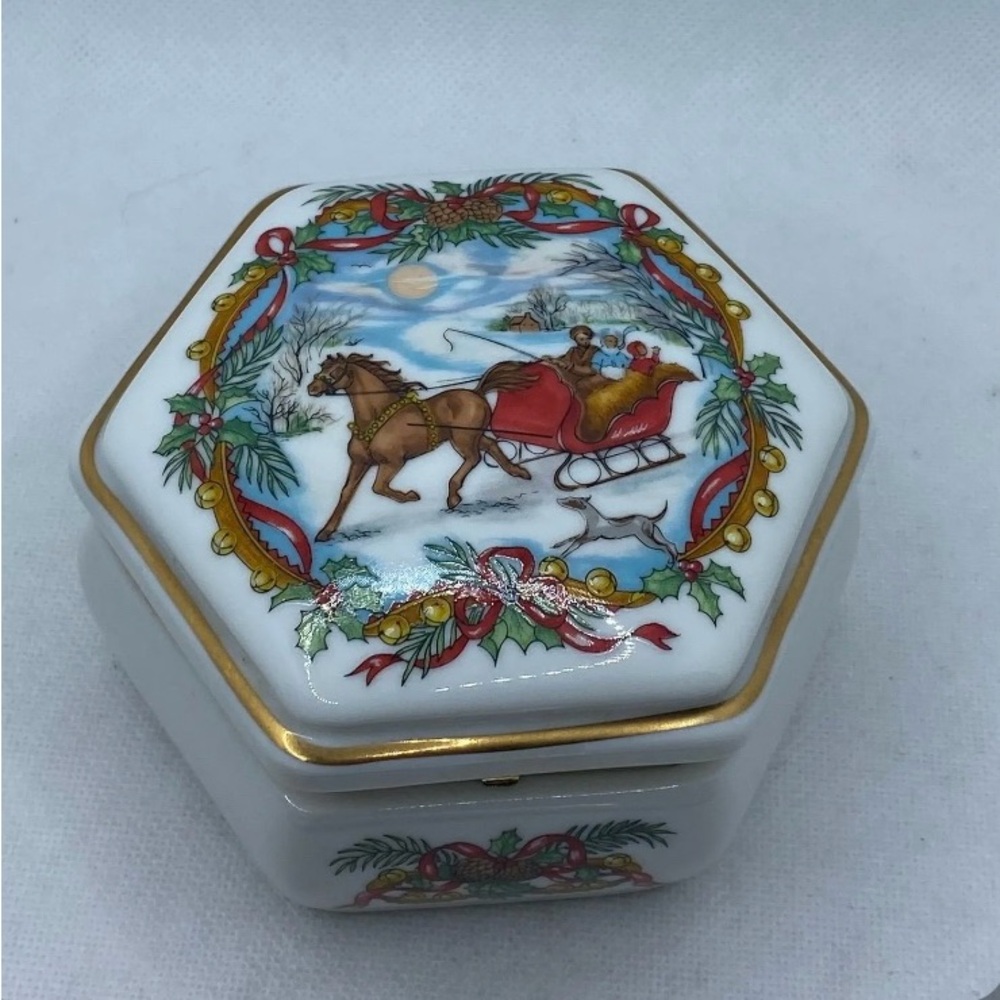 Heritage House Music Box Plays Jingle Bells 1988